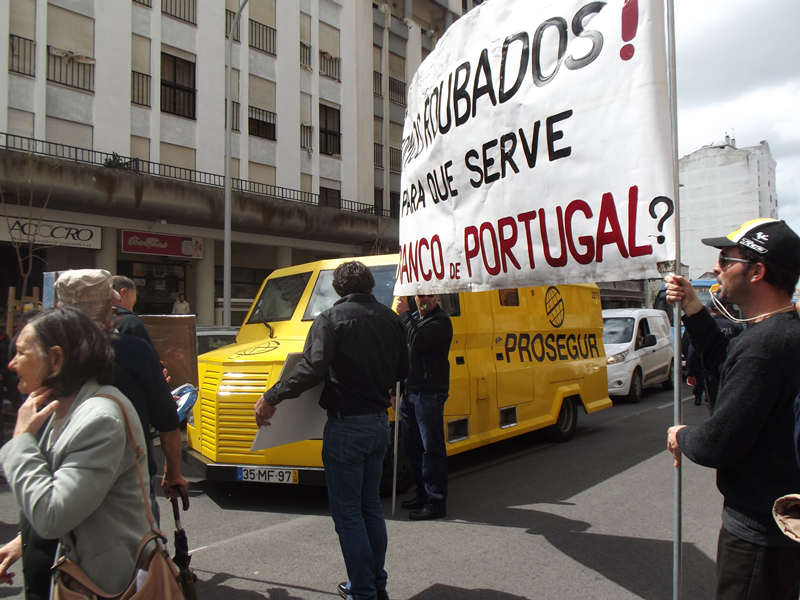 Manifestantes travaram carro de transporte de valores (foto Mariana Martinho)