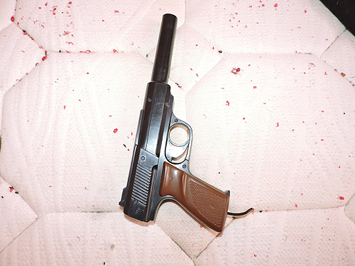 Foi deixada uma “pistola” de plástico em cima da cama 