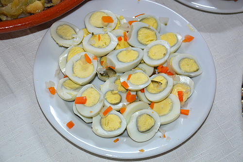 Ovos cozidos salteados com pickles e molho de vinagrete 