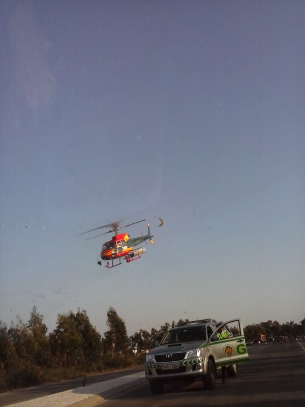Helicóptero a levar água para incêndio no Vau