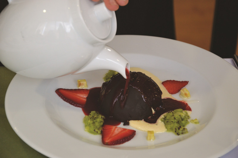“Semiesfera de Chocolate”, foi o nome dado À sobremesa composta por gelado de fruta e brownie